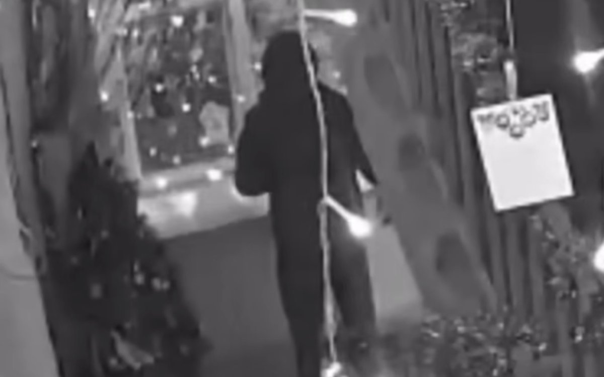 Мужчина поджог елку в подъезде дома в Темиртау: его арестовали