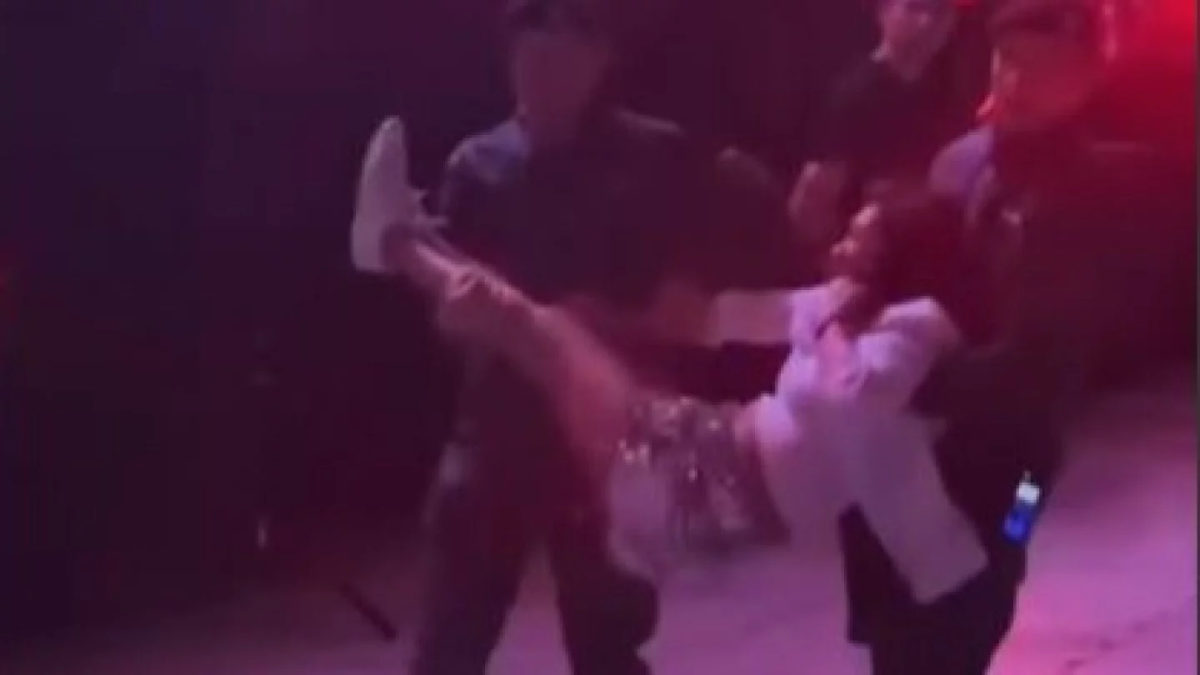 Жену замначальника полиции оштрафовали за драку на концерте Джей Ло