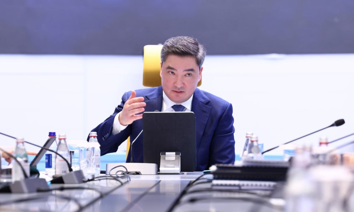 Налоги, ИИ и инфляция: премьер-министр встретился с экономистами Казахстана