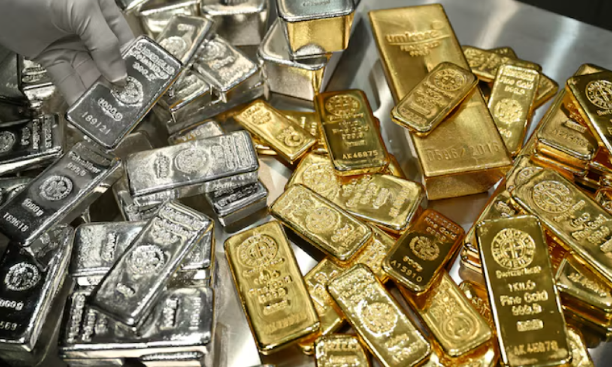 Золото и серебро обновляют рекорды на фоне конфликта Трампа и Пауэлла