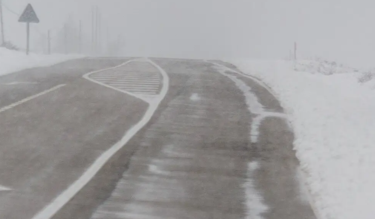 Непогода закрыла трассы в пяти областях Казахстана: список дорог