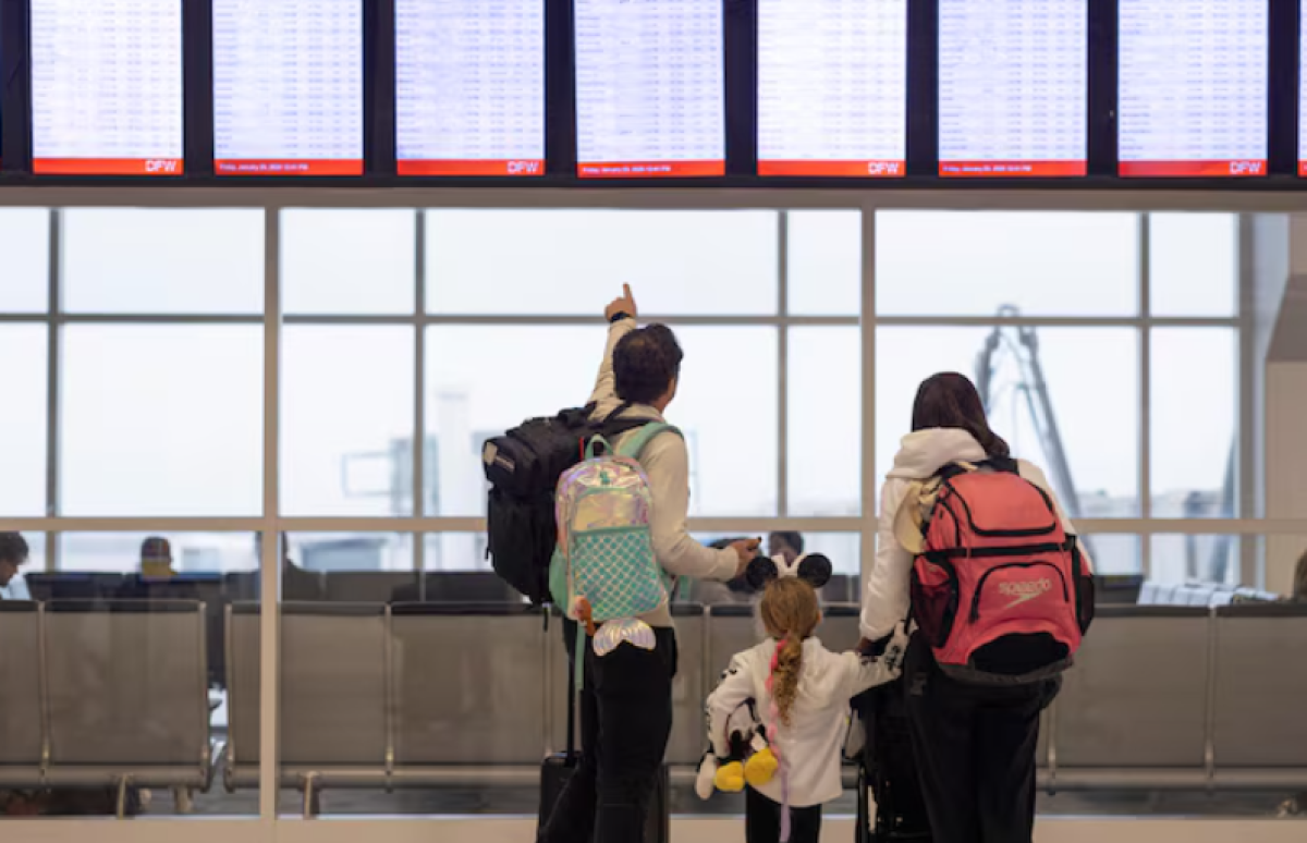 Сильный шторм парализовал транспорт и вызвал массовые отмены рейсов в США