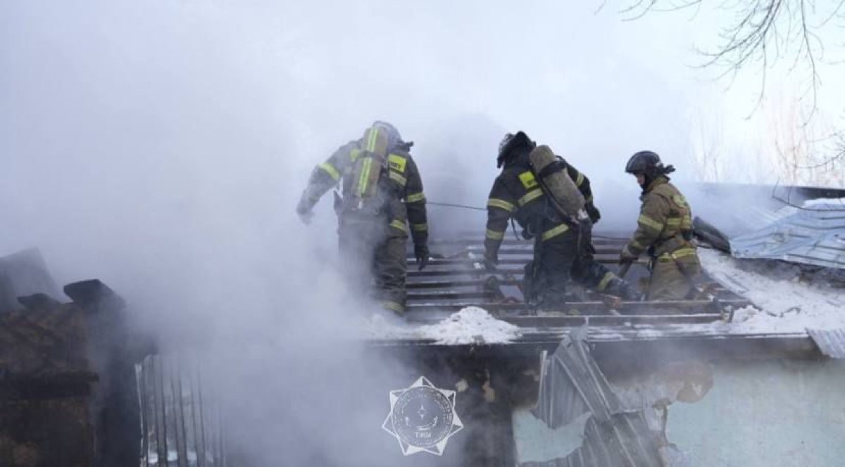 Взрыв газа произошел во время тушения пожара в Астане