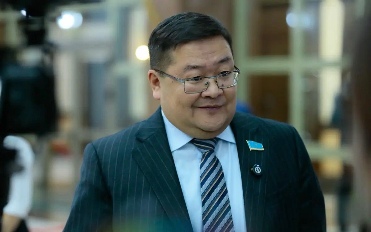 Ему «фиолетово». Как Айдос Сарым отреагировал на украинскую базу «Миротворец»