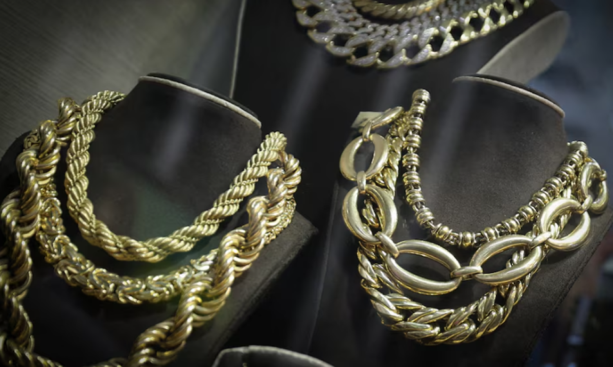 Золото дешевеет на фоне слухов о ФРС, но все еще готово к “лучшему месяцу” с 1980 года