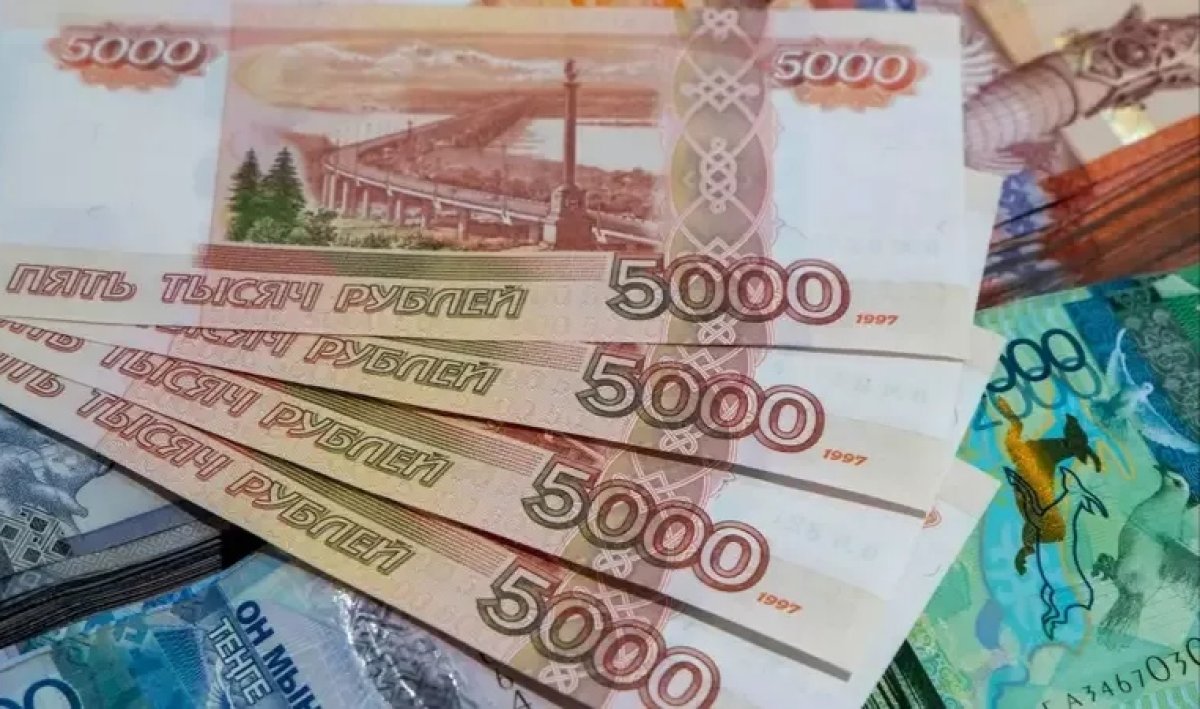 Тенге проигрывает рублю: аналитик о ближайшем будущем российской валюты