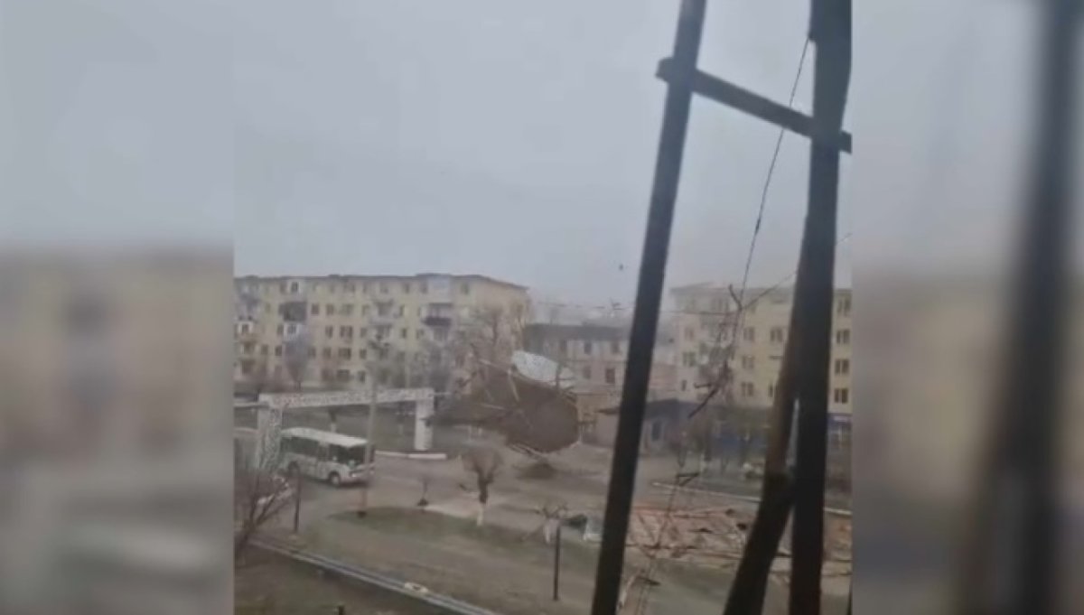 Сорванные крыши и поваленные деревья: ураган обрушился на юг Казахстана