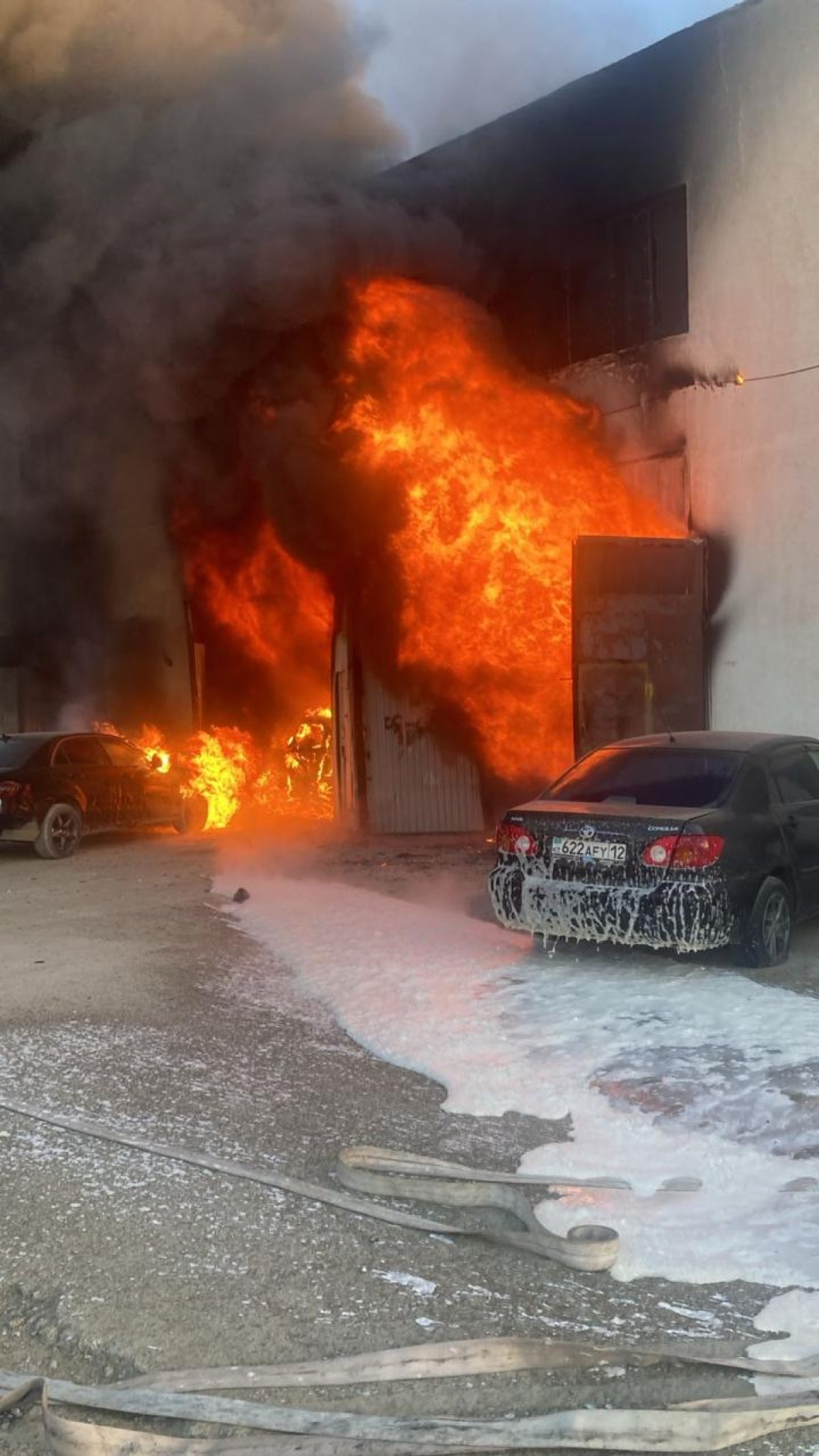 Крупный пожар произошел на СТО в Актау, пострадали люди
