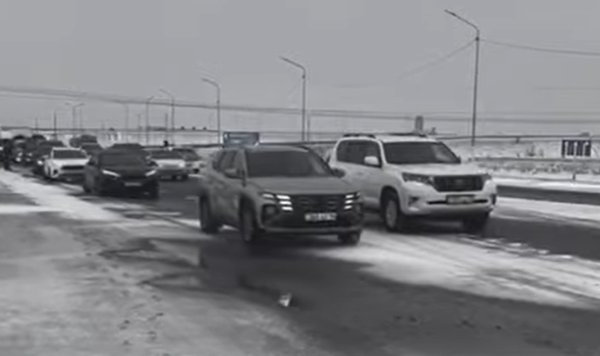 Сотни авто не могли проехать по трассе в Павлодарской области из-за непогоды