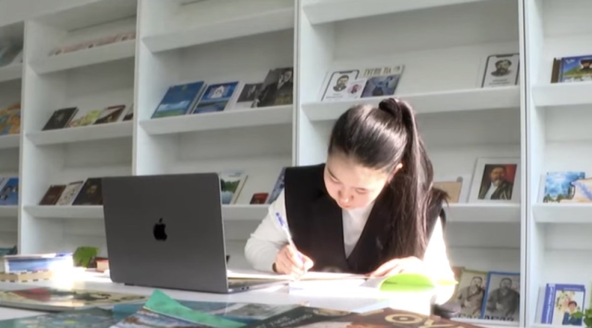 17-летняя школьница из Павлодара выучила 9 языков и купила квартиру