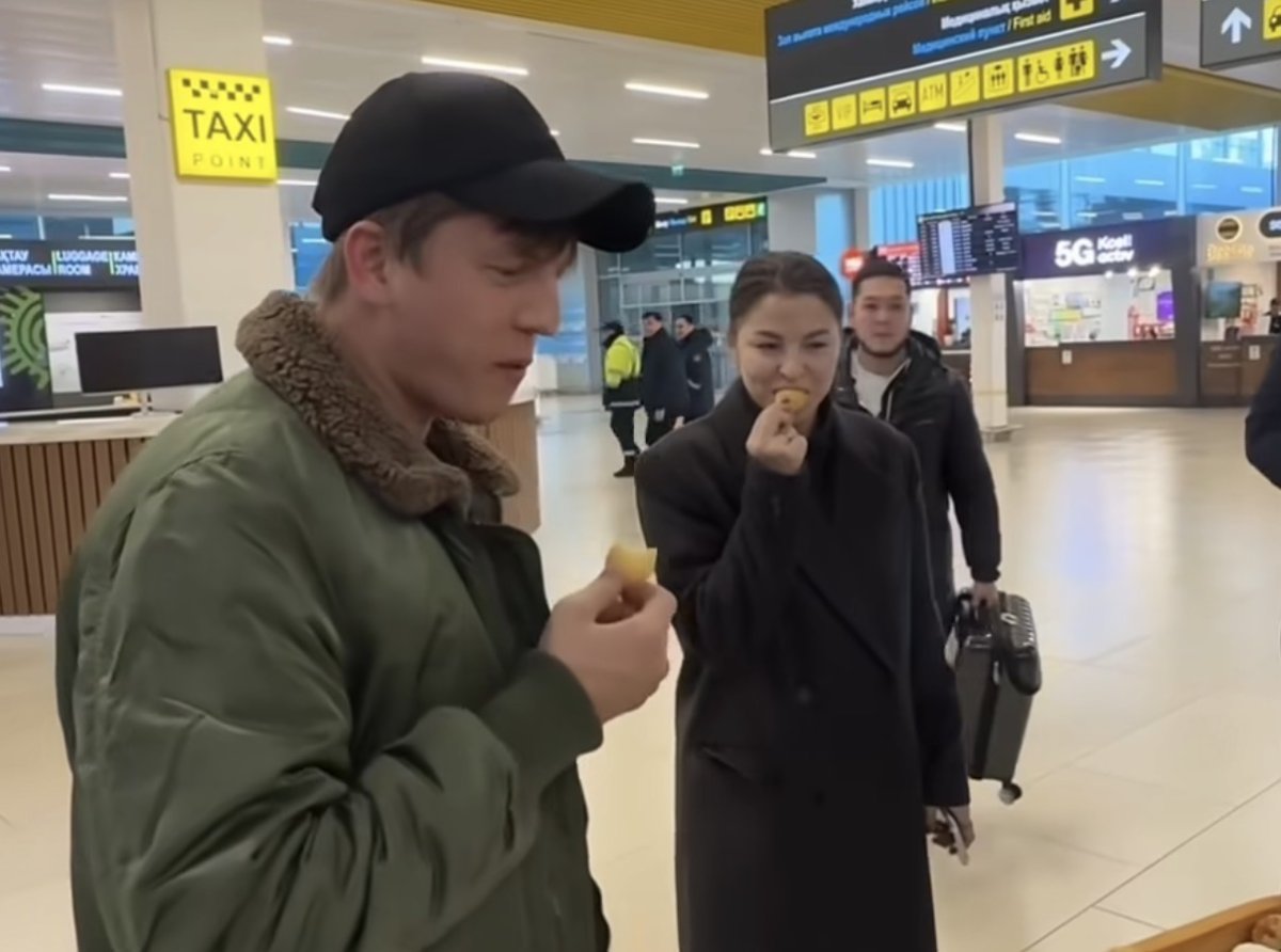 Поддержать Сабурова? Комика Алексея Щербакова заметили в Алматы