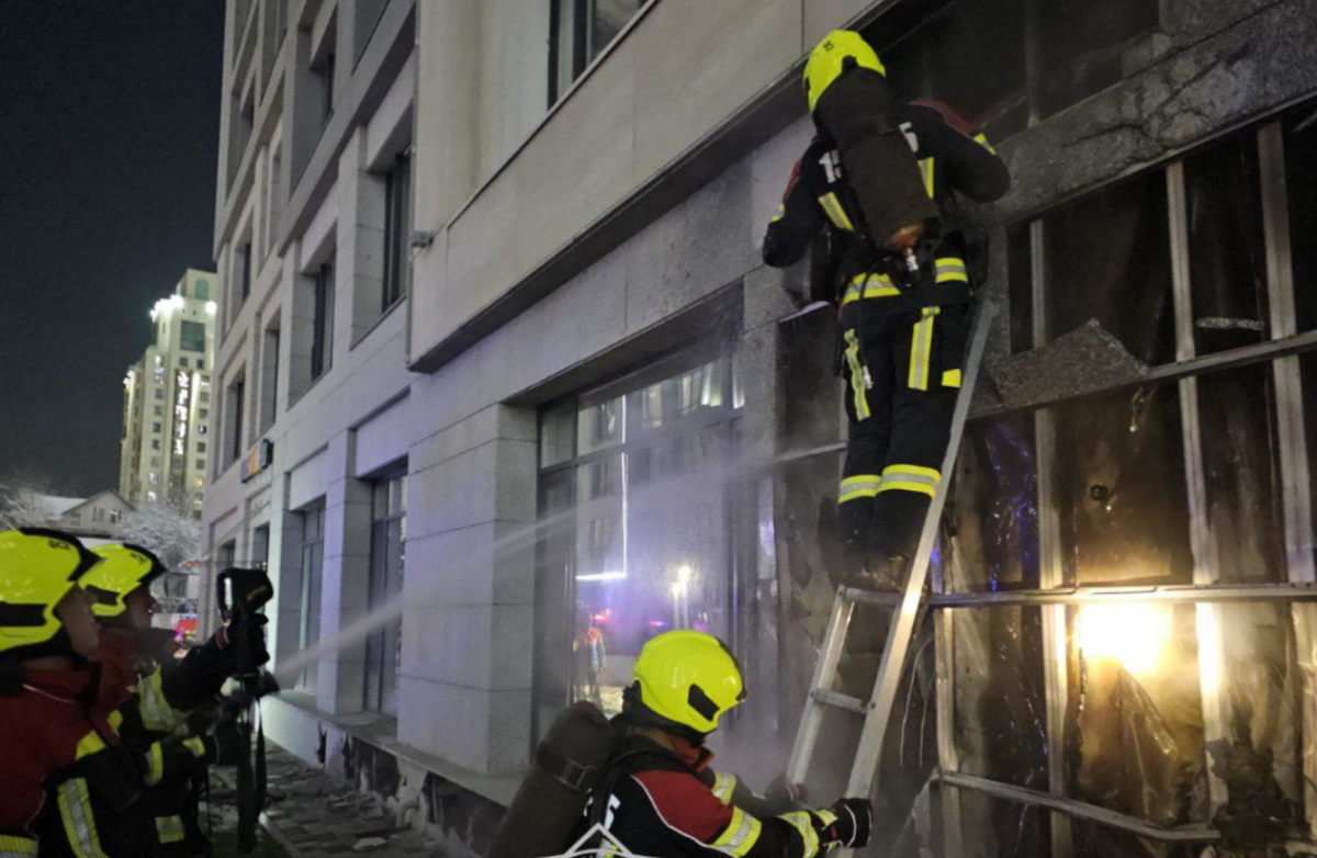 Жилой комплекс загорелся в Бостандыкском районе Алматы