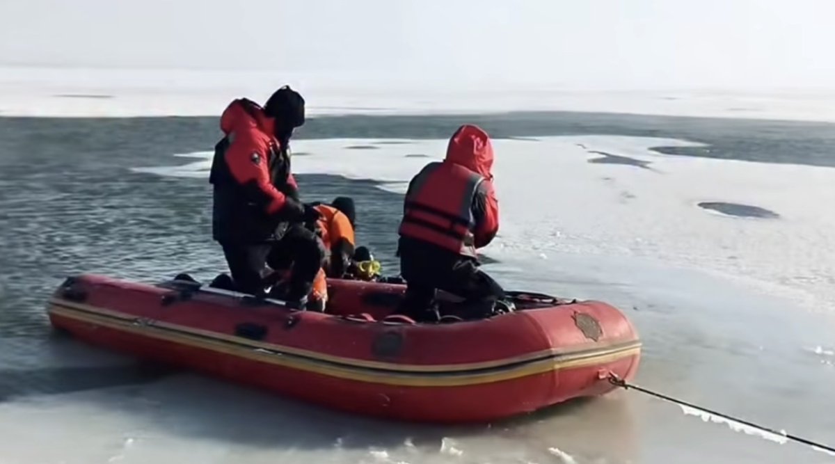 Машина с супругами провалилась под лёд в Карагандинской области