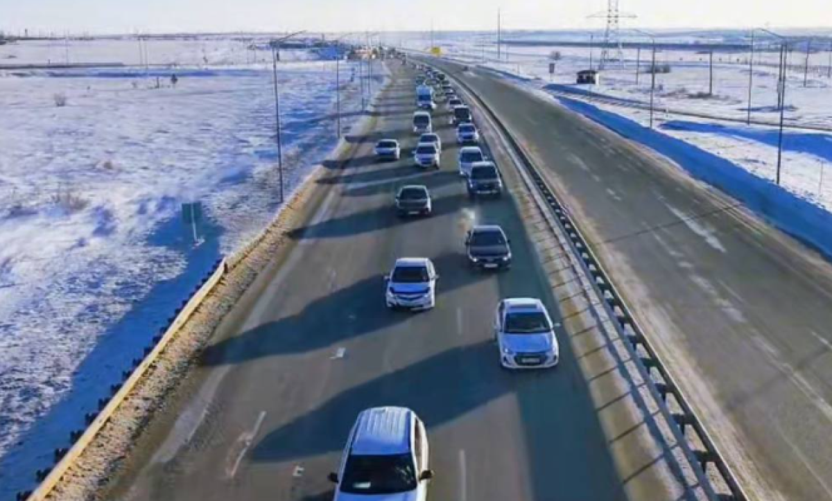 Сотни авто не могли проехать по трассе в Павлодарской области