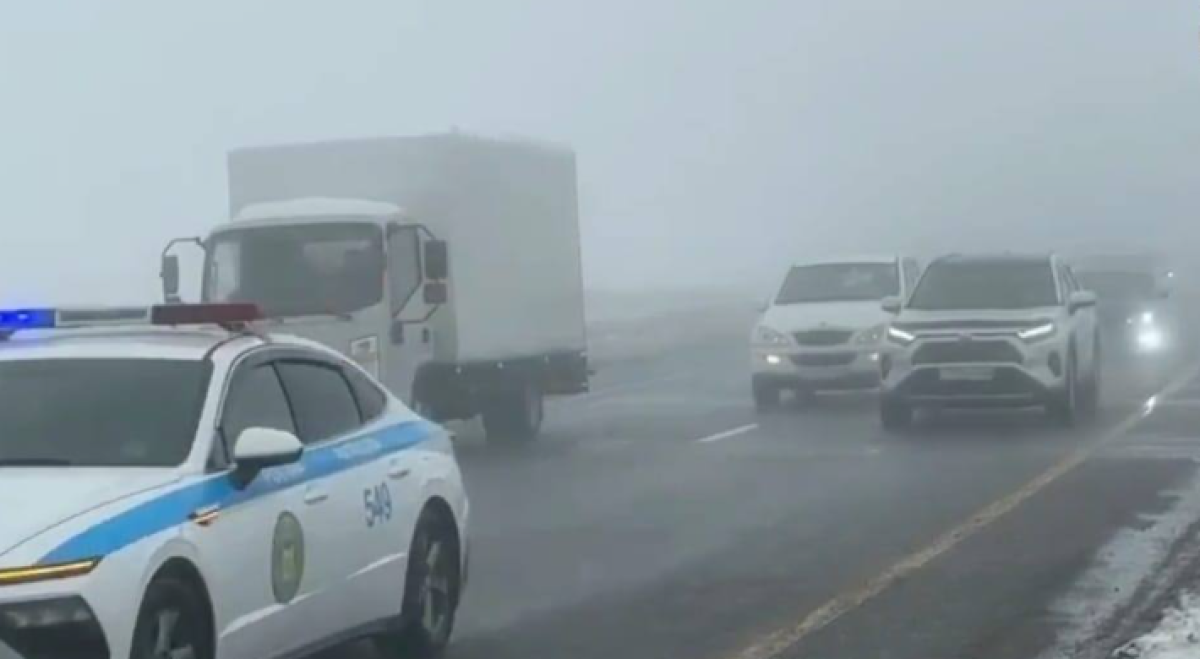 100 авто не могли проехать по трассе в Туркестанской области из-за тумана