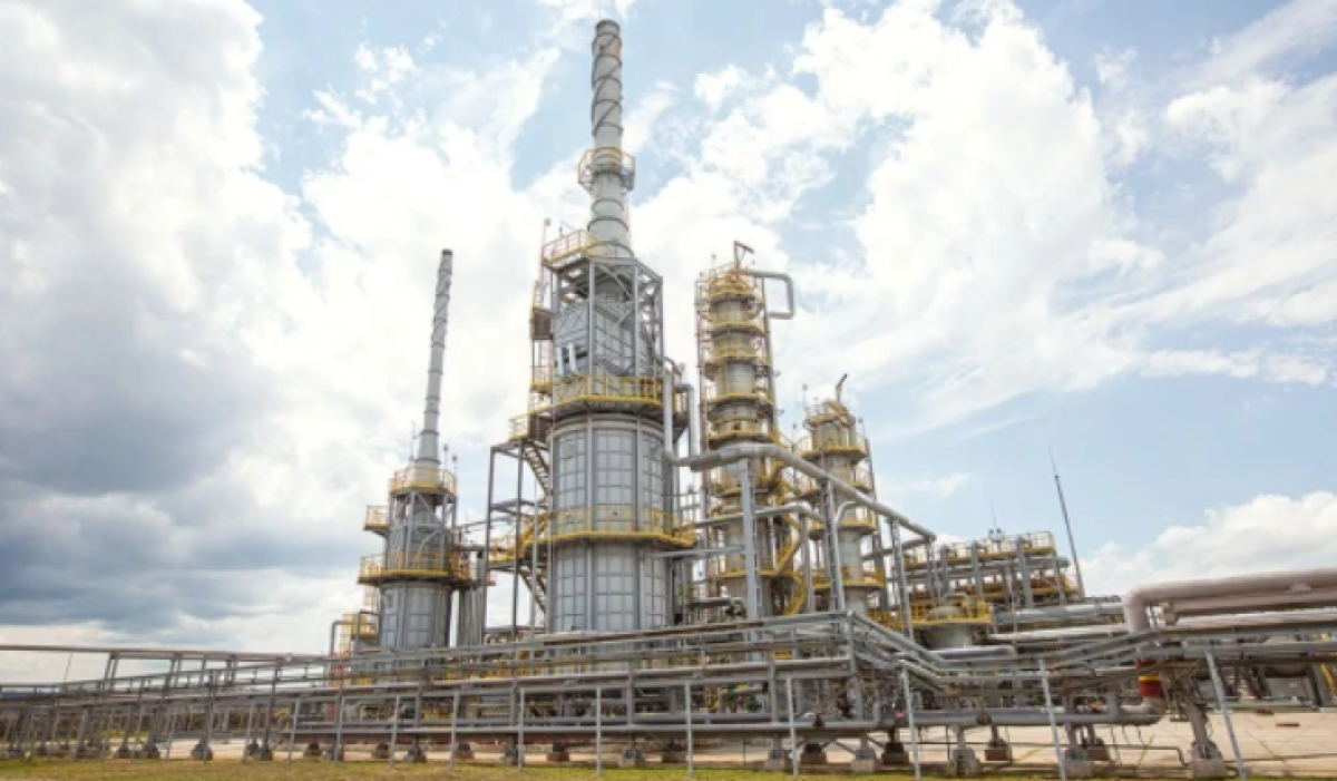 Украина атаковала один из крупнейших НПЗ в России