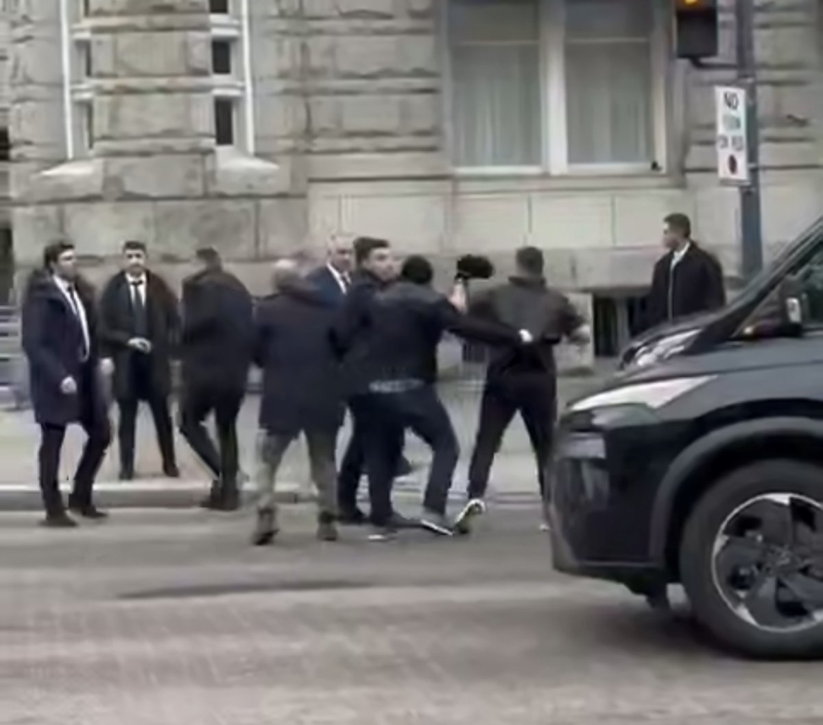 Протестующие пытались атаковать кортеж Ильхама Алиева в США