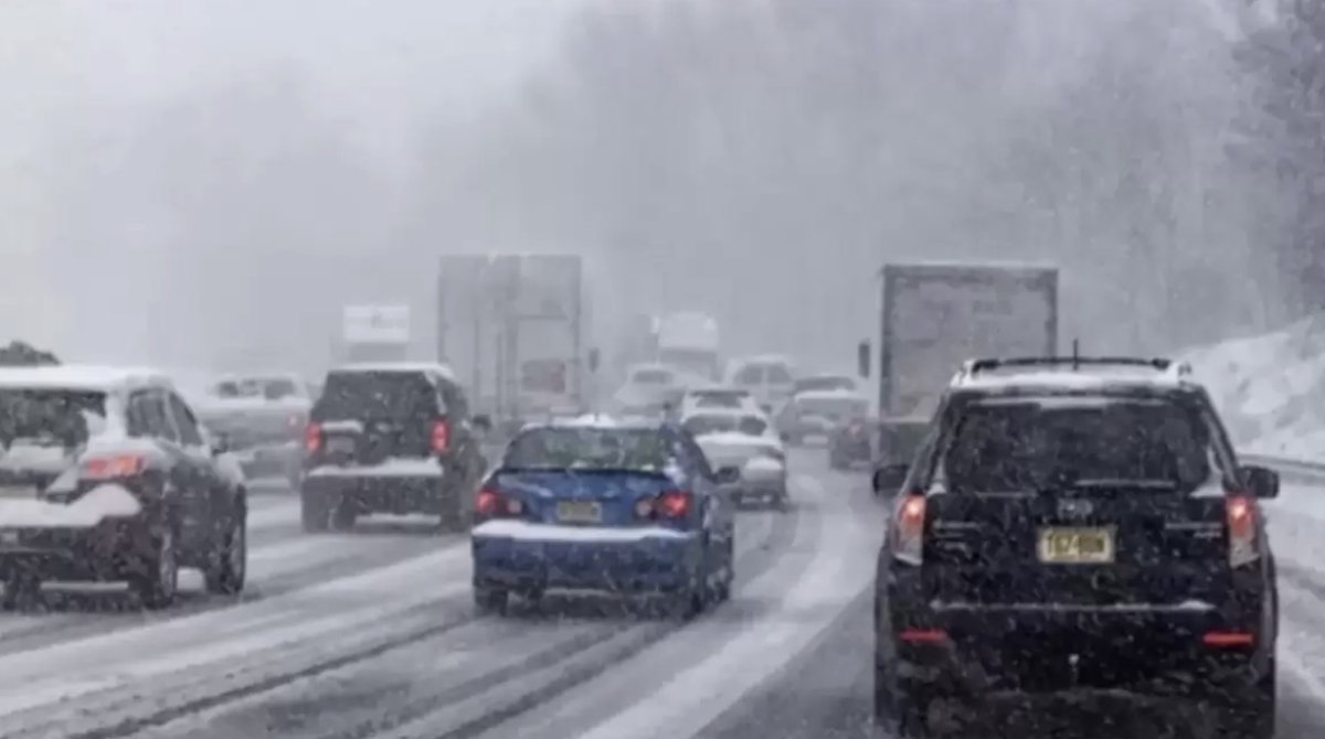 Снег и метель: какие дороги закрыты в Казахстане