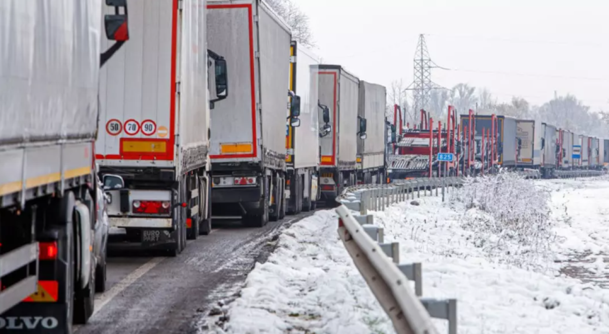 Более 400 фур застряли на границе с Россией в ЗКО