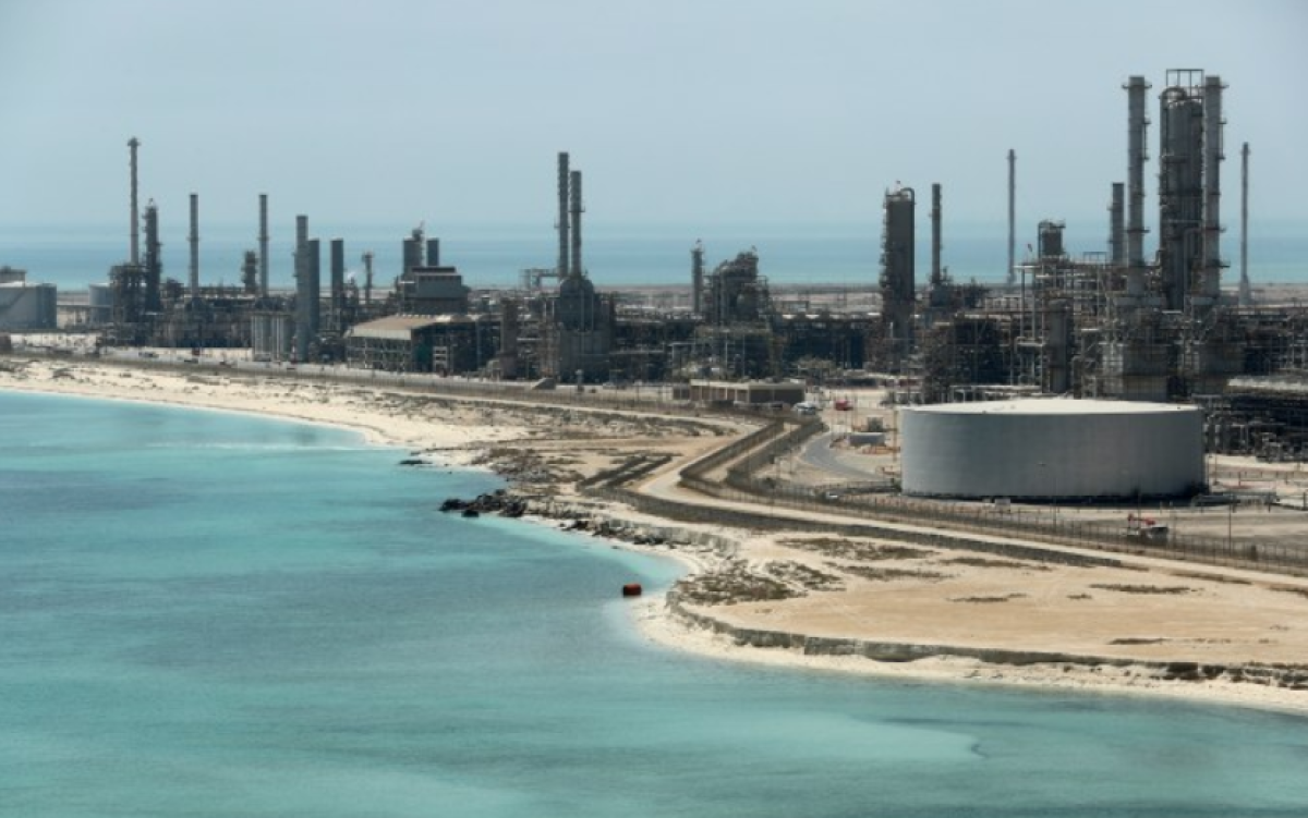 Крупнейший НПЗ в Саудовской Аравии приостановил работу после удара дрона