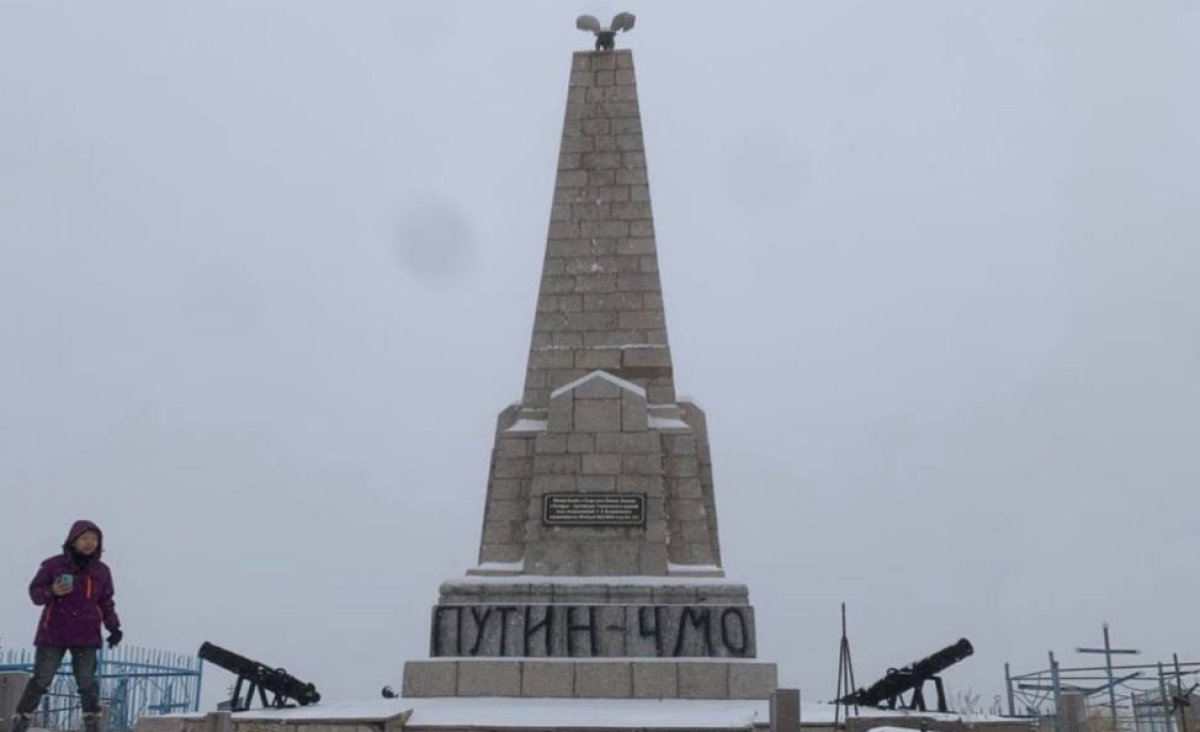 Надпись про Путина появилась на скандальном памятнике в Казахстане