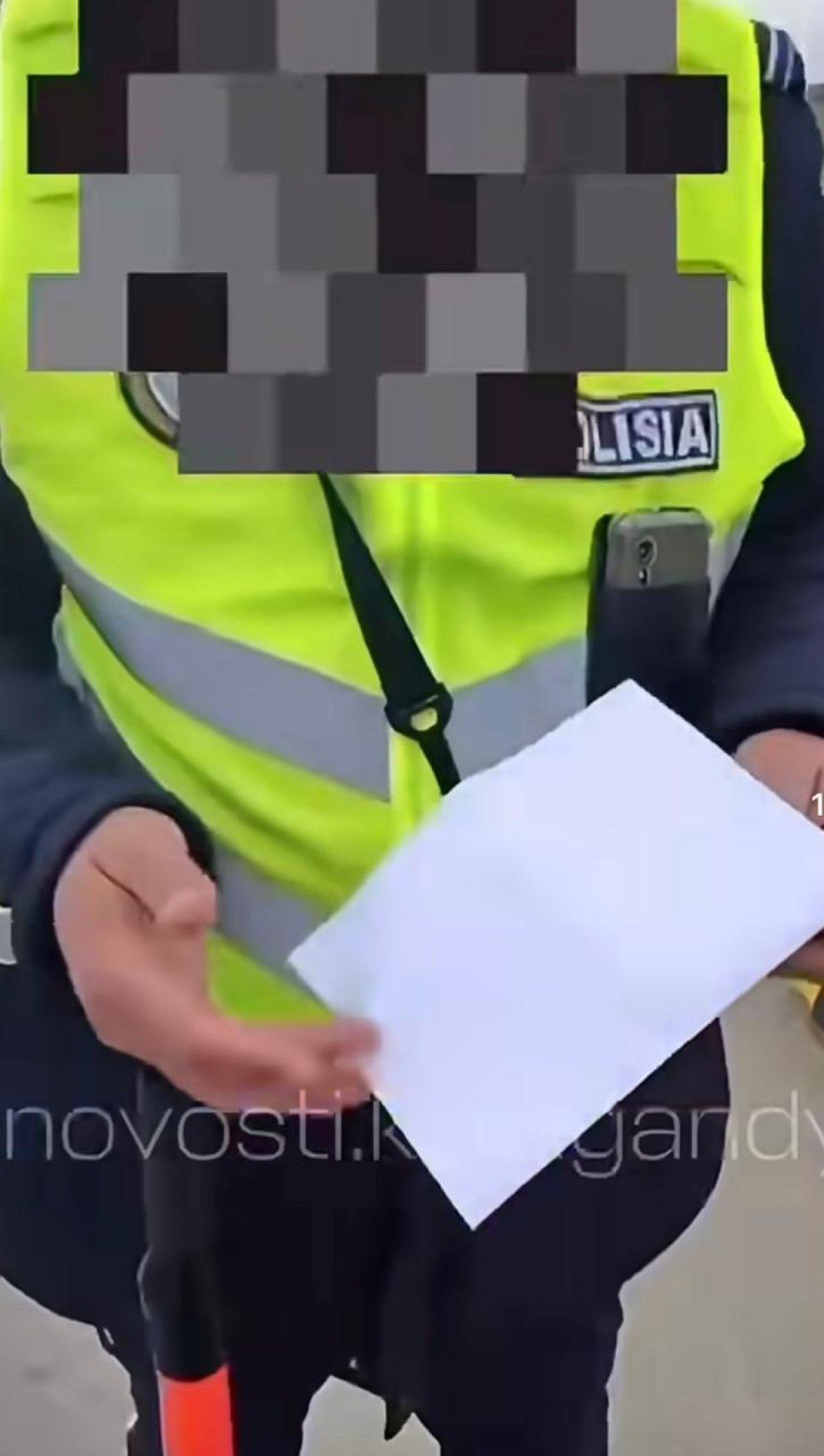 «Везде требуют деньги»: иностранец снял передачу наличных полицейскому в Казахстане