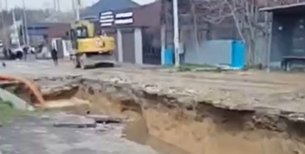 В Шымкенте из-за аварии канализации провалилась дорога