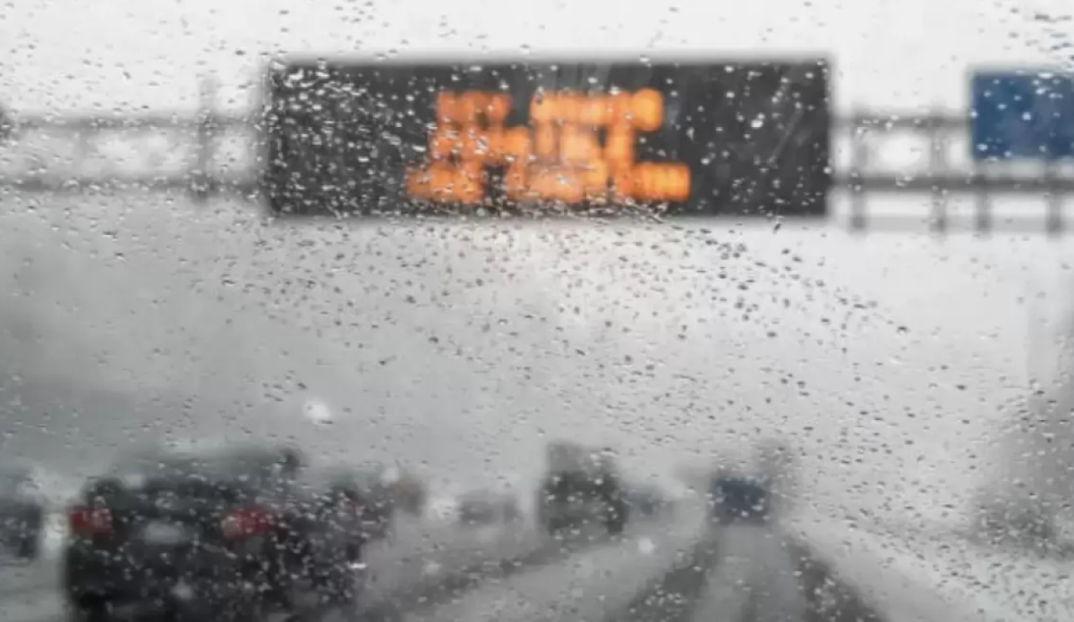 Из-за непогоды закрыли трассы в двух регионах Казахстана