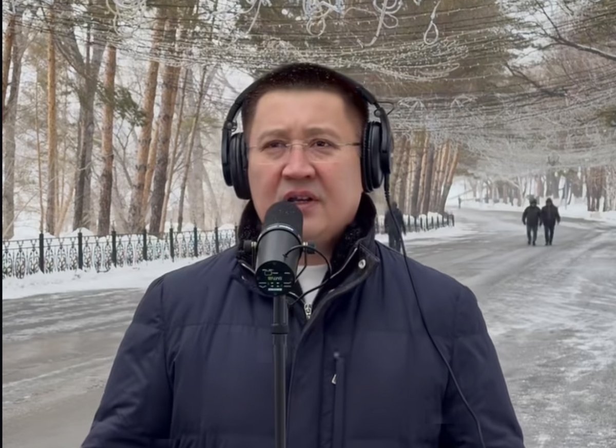 Аким Павлодарской области вышел к прохожим и неожиданно запел