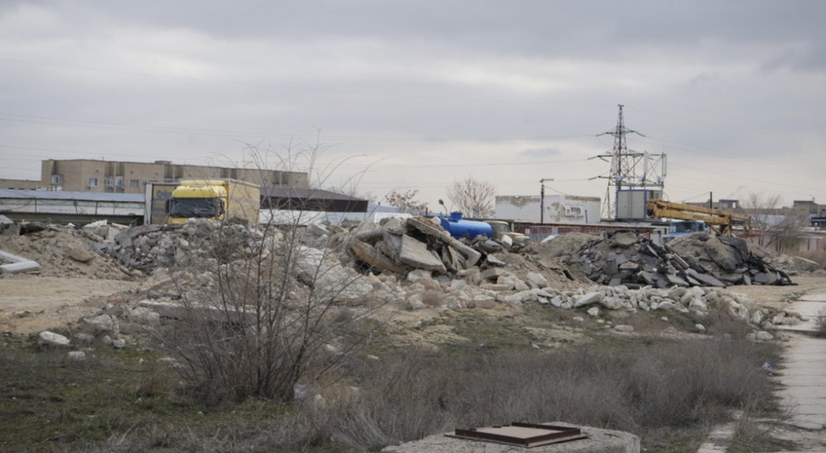 Мусор, закладки и неизвестные жидкости: жители Актау пожаловались на свалку
