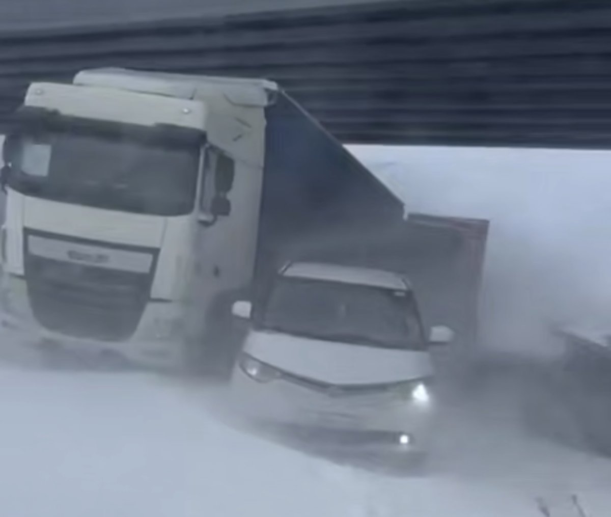 117 человек застряли на трассах в Карагандинской области из-за метели