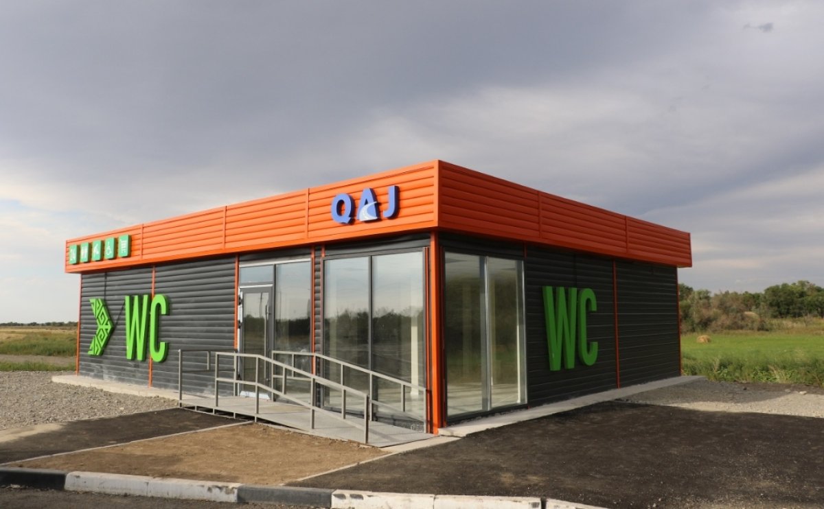 Глава филиала уволен из-за закрытого придорожного туалета на трассе близ Астаны