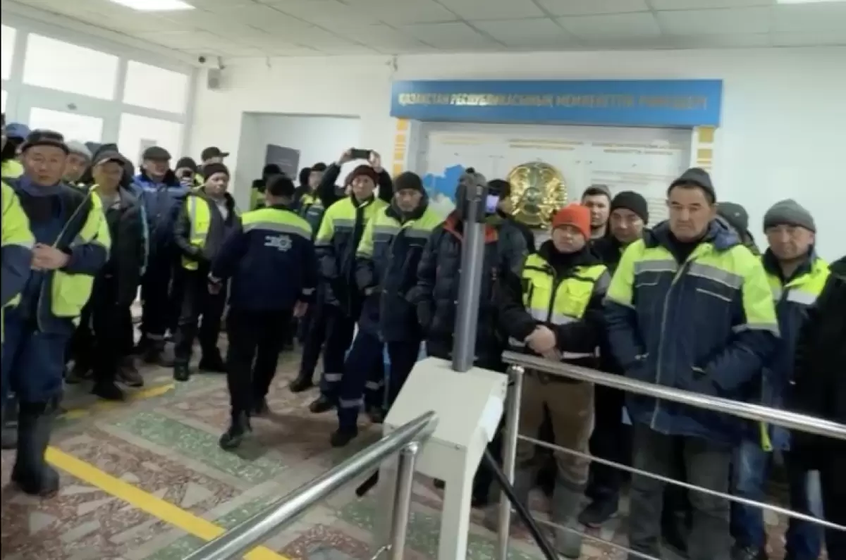 «Платите по закону» — коммунальщики вышли на забастовку в Астане