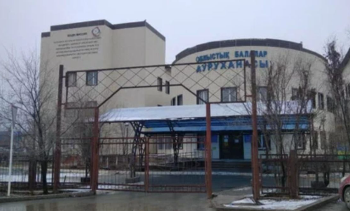 Младенец умер у входа в больницу Атырау после отказа в санавиации