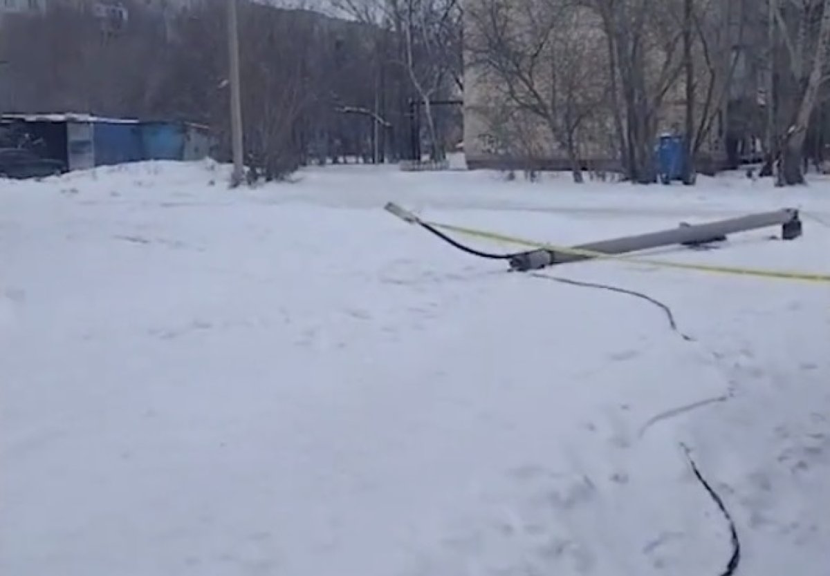 В Караганде столб насмерть придавил женщину