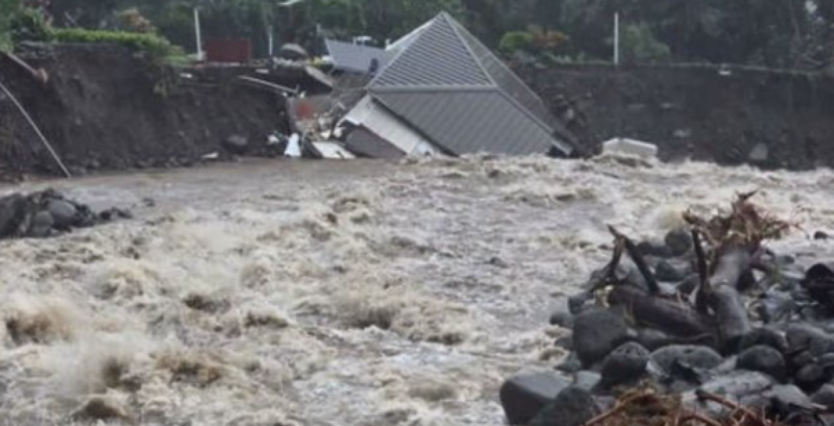 Стихия на Гавайях: дома смывает, тысячи покидают жилье