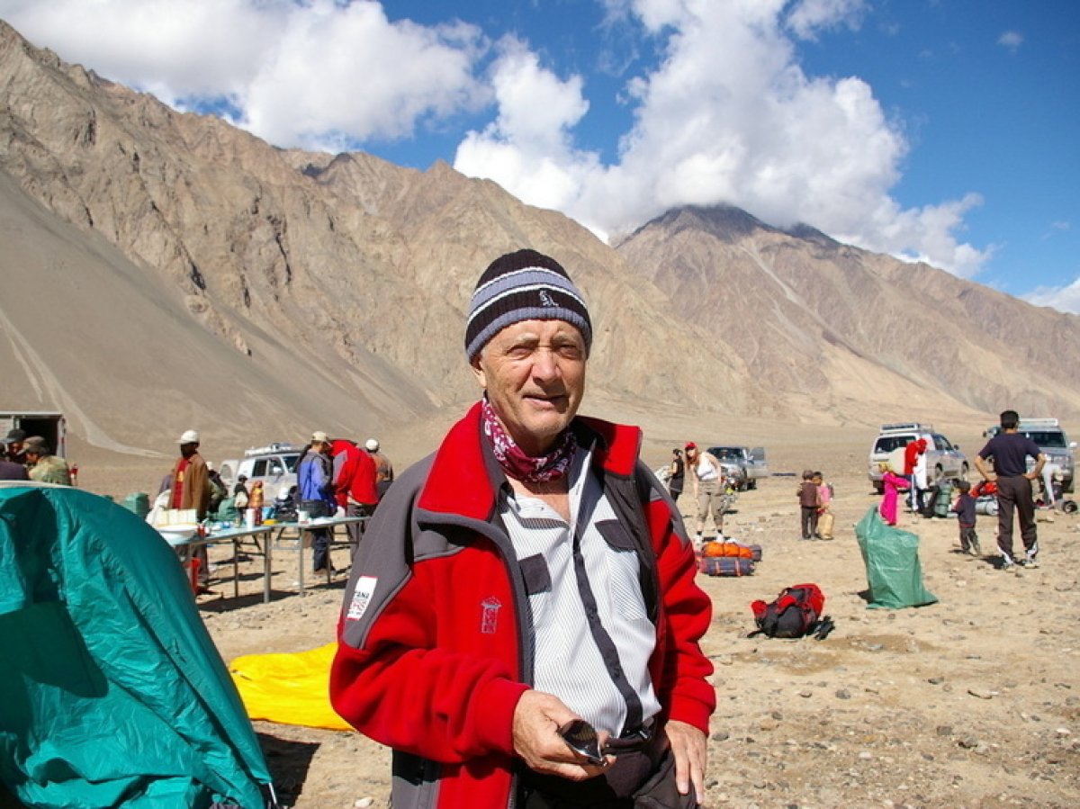 Токаев присвоил высшее звание Героя труда альпинисту