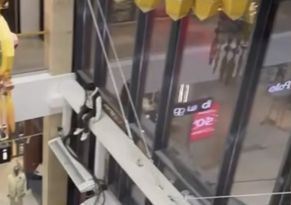 14-летний подросток прыгнул с высоты в ТРЦ Атырау