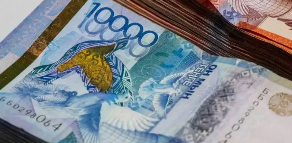 Старые 10 000 тенге продлили: сколько ими можно платить