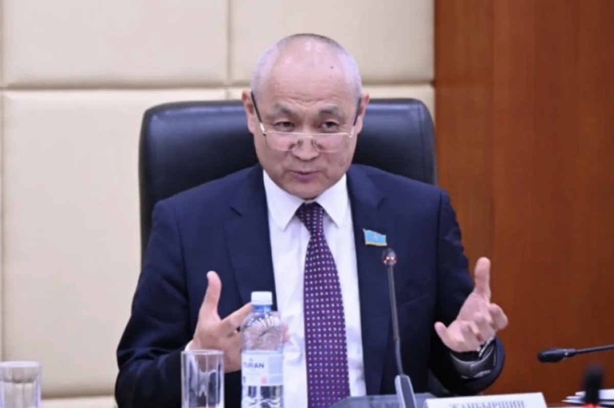 «Не надо кукарекать»: суд не наказал депутата Жанбыршина за слова про ЛГБТ