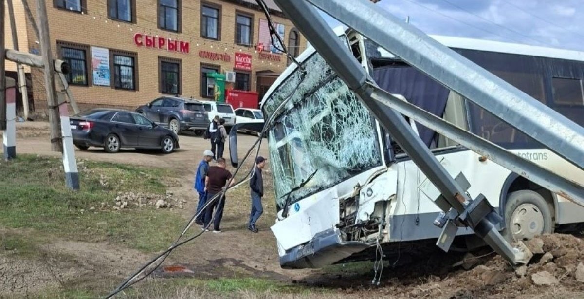 После ДТП со школьным автобусом в больницу попали 24 ребенка в ЗКО
