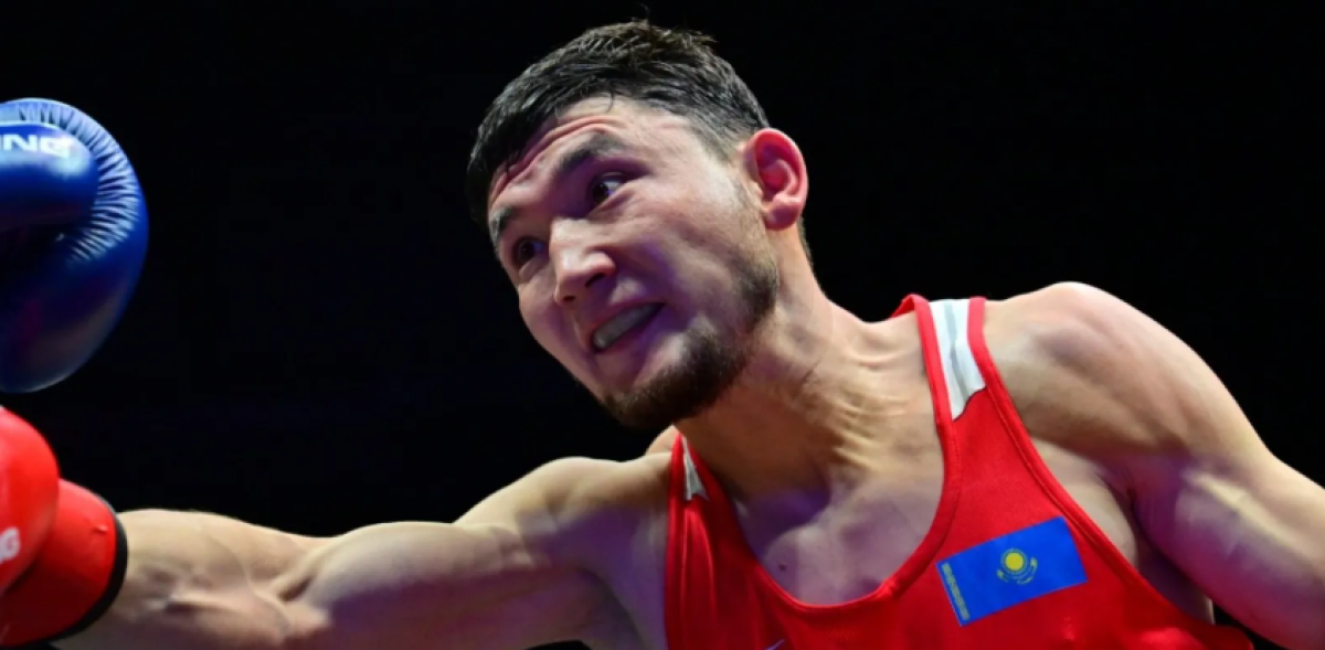 Казахстанец продолжает борьбу за медали на ЧА по боксу