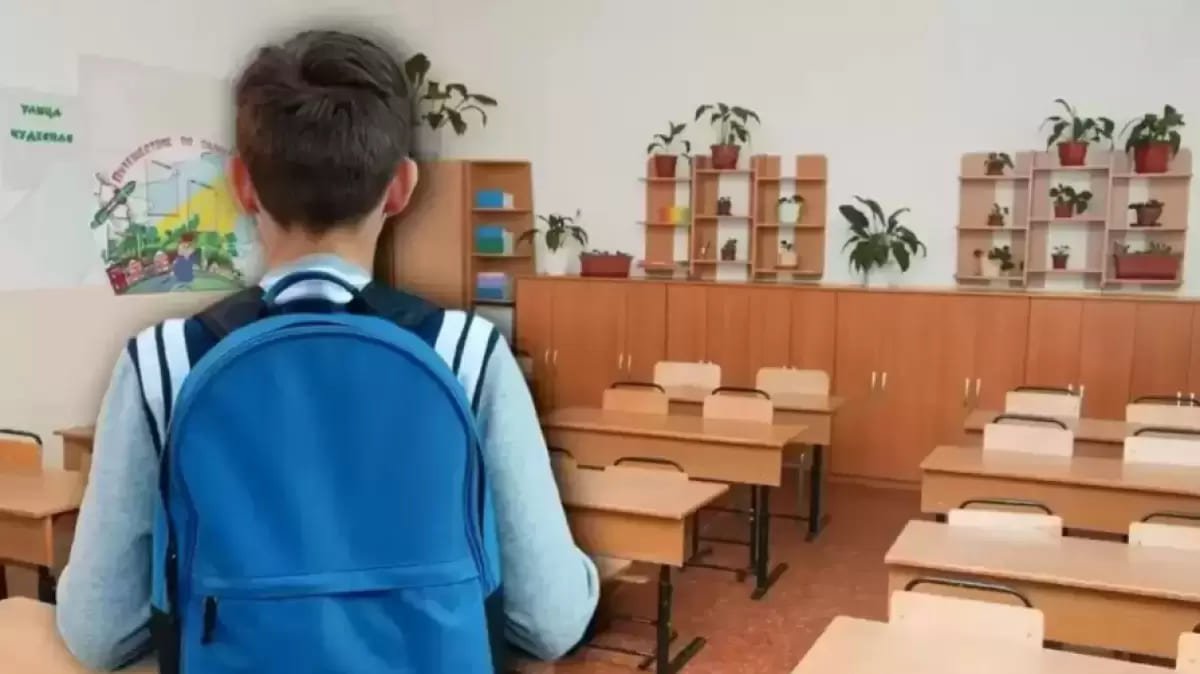 "Ставили на колени": директора школы уволили после скандала в Шымкенте