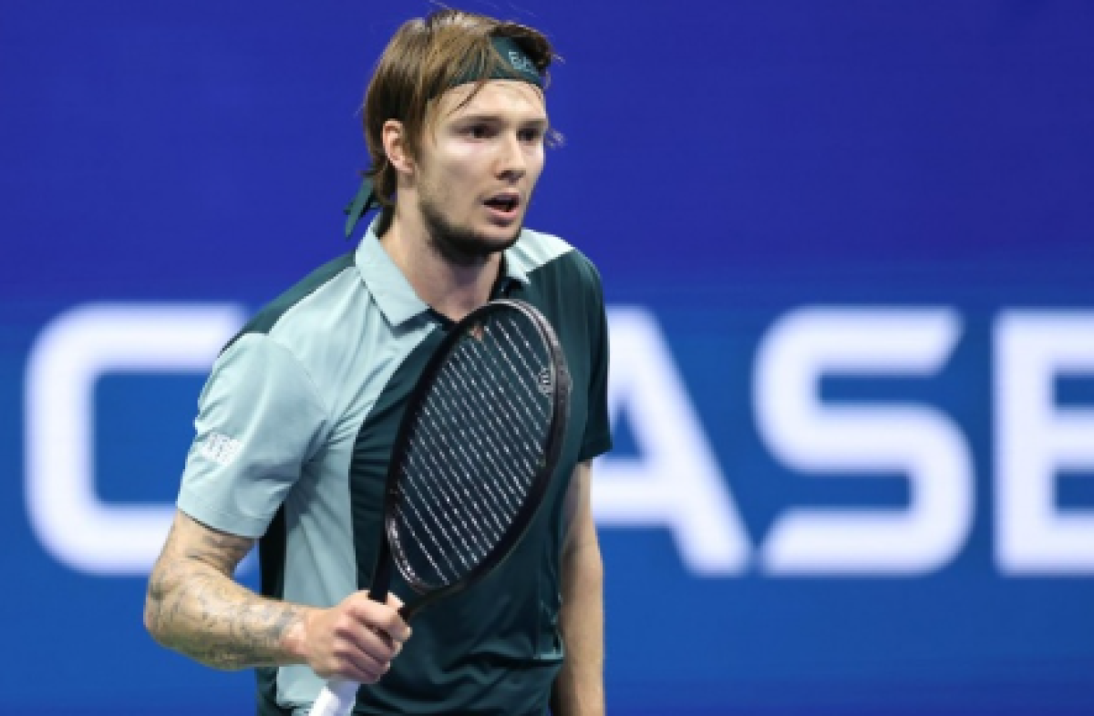 Казахстанец Бублик потерпел разгромное поражение во Франции