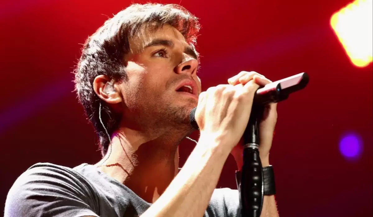 Энрике Иглесиасу могут запретить целовать казахстанок