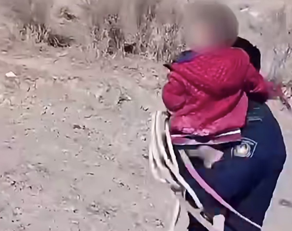 «Айналайын, иди ко мне»: полицейский нашёл ребёнка в степи в области Абай