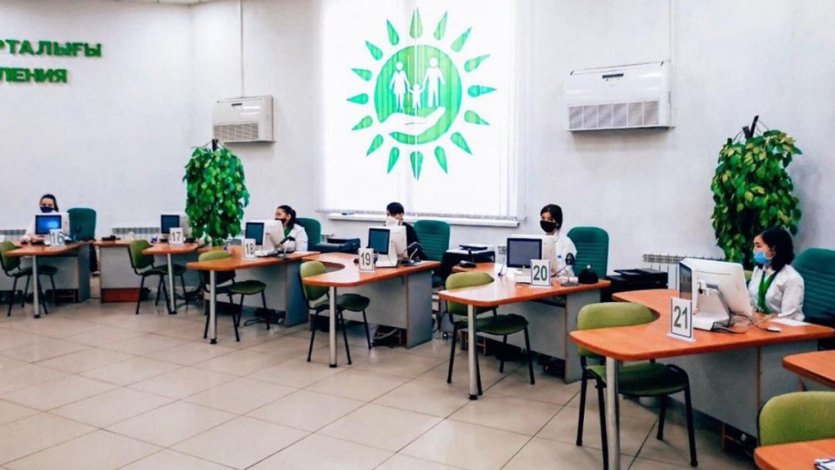 Иностранцы остались без казахстанских ИИН и РВП из-за массового сбоя