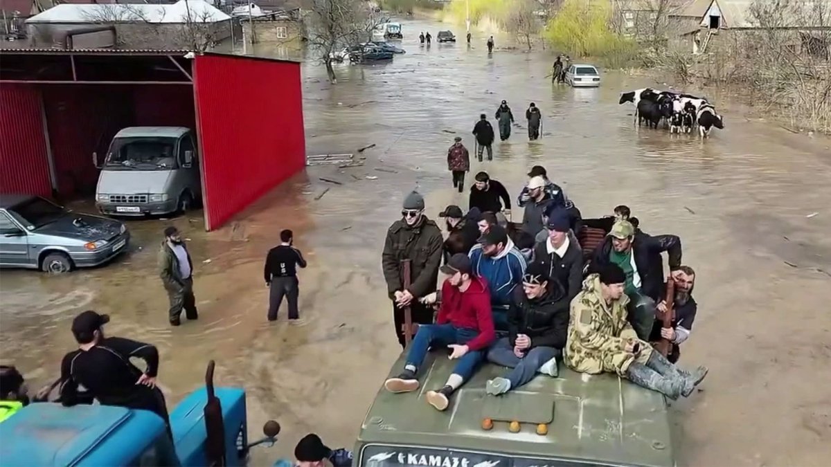 Добровольцы из Казахстана устраняют последствия наводнений в Дагестане