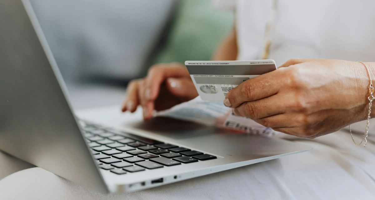 Почему казахстанцам массово арестовали банковские счета