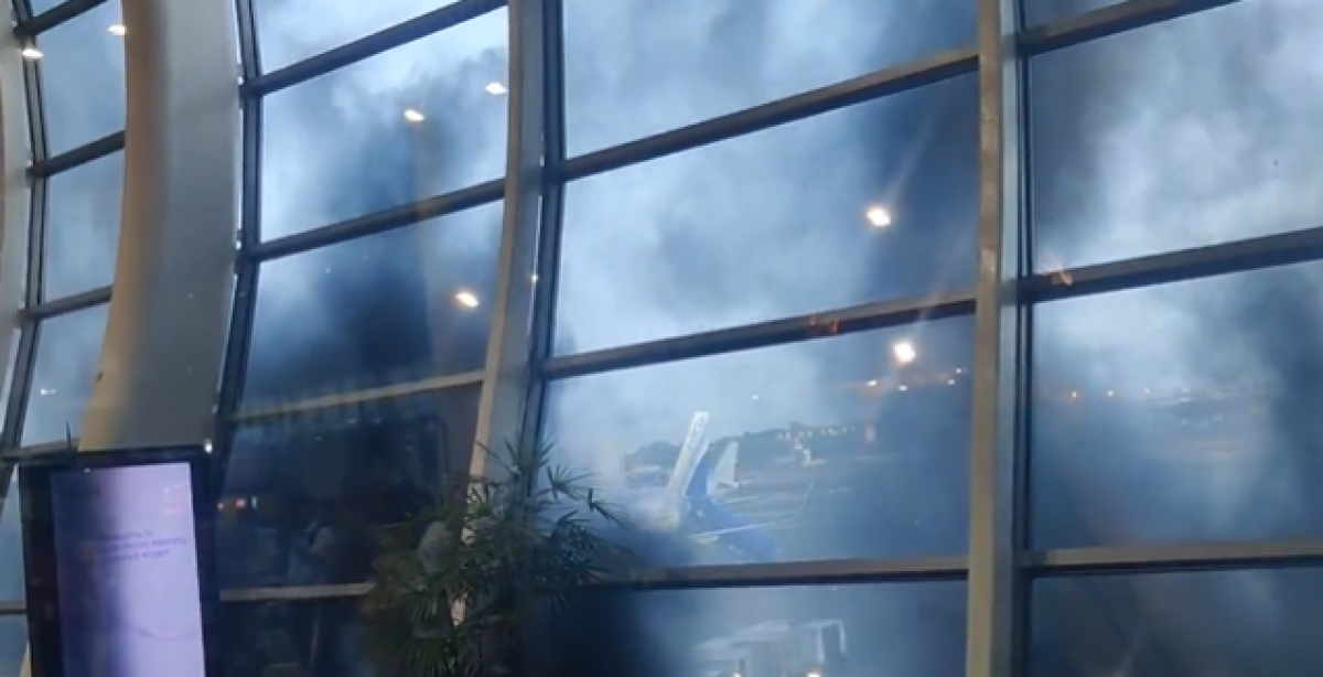 Пожар в аэропорту Мумбаи вызвал панику среди пассажиров: